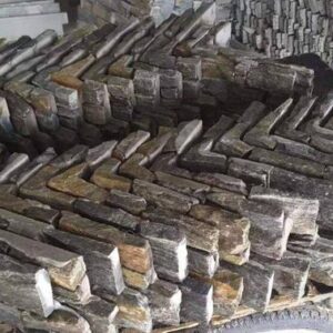 Corner stone cladding featuring natural stacked stones