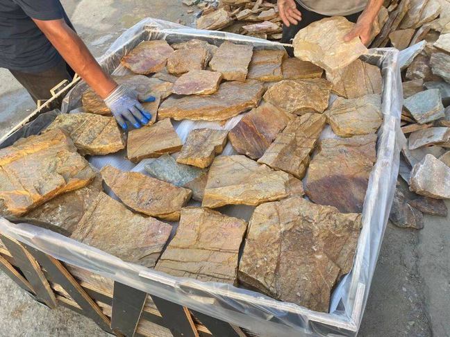 Irregular shaped flagstone pavers in a natural arrangement