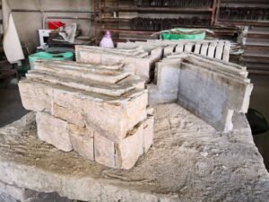 Single-piece L-shape stacked stone corner unit made from natural quartzite